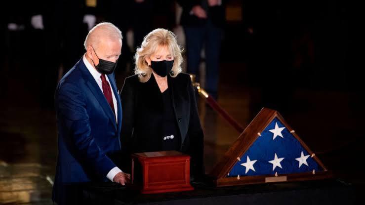 Joe Biden ,homenaje ,policía muerto ,Capitolio