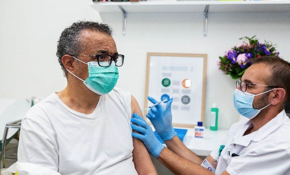 Director de la OMS, recibe vacuna, contra el covid